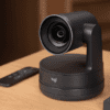 Câmera para videoconferência moderna sobre mesa com controle remoto Logitech