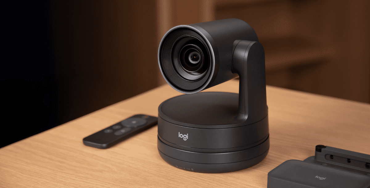 Câmera para videoconferência moderna sobre mesa com controle remoto Logitech